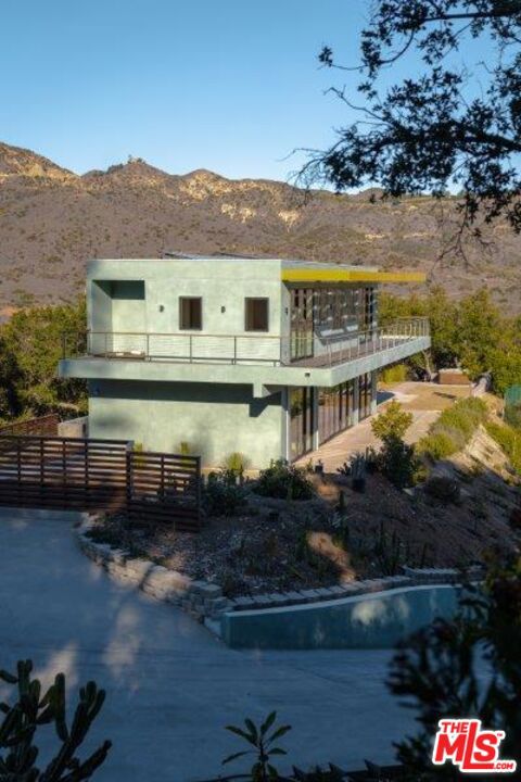 27349 Old Chimney Road, Malibu CA: https://media.crmls.org/mediaz/2af87cec-d267-4506-8b5d-eca040ab9b79.jpg