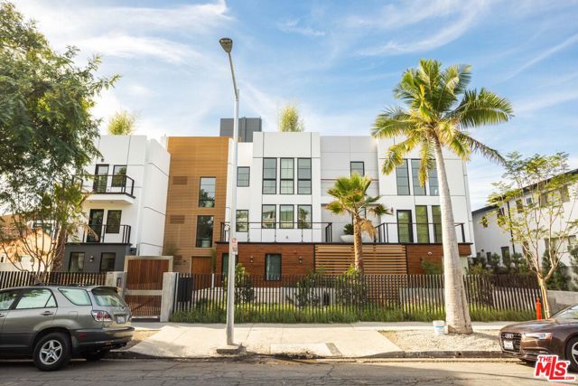 547 N Sweetzer Avenue, West Hollywood CA: https://media.crmls.org/mediaz/2af8bcf1-0dfd-4e5a-95ae-2ba720167a97.jpg