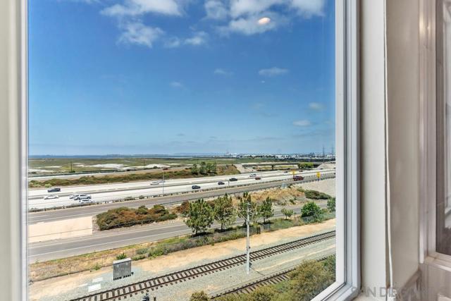 722 Anchor Ct, Chula Vista CA: https://media.crmls.org/mediaz/2afa0561-d31a-4d26-aaad-e6743e44924a.jpg