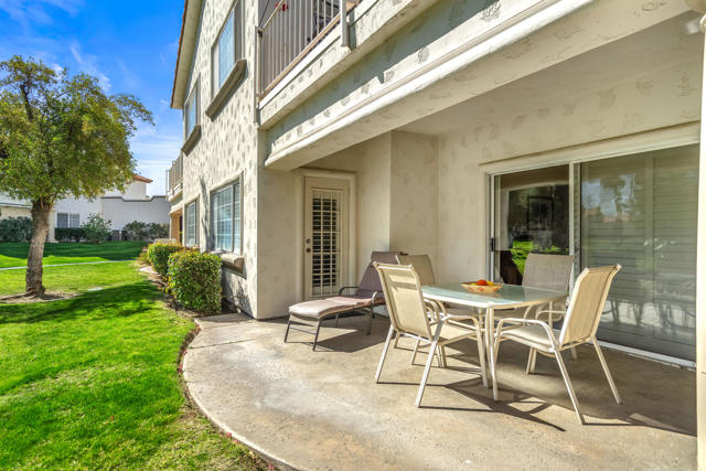 280 Vista Royale W Circle, Palm Desert CA: https://media.crmls.org/mediaz/2afa6faa-4034-46cf-9a56-8ba4bd4362f4.jpg