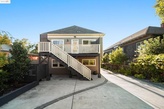 6528 Dover St, Oakland CA: https://media.crmls.org/mediaz/2afad5d1-40b5-4467-96ff-2f22f849239b.jpg