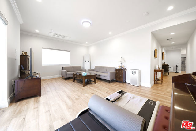 944 S Serrano Avenue, Los Angeles CA: https://media.crmls.org/mediaz/2afc11d3-d97b-4006-8887-5568b16e9176.jpg