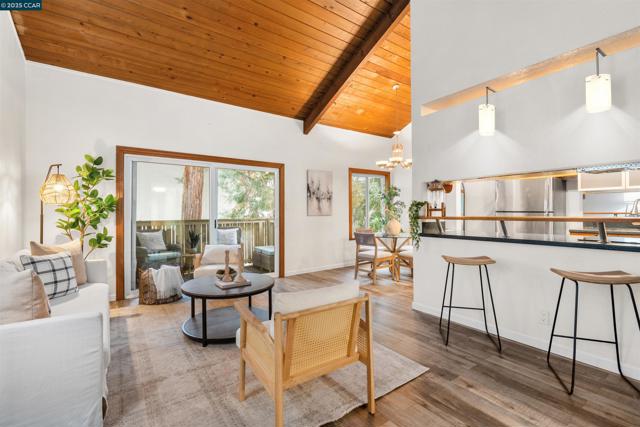 2720 Oak Rd, Walnut Creek CA: https://media.crmls.org/mediaz/2afdf335-8d8e-4e53-adf2-1c5d3a64f1fe.jpg