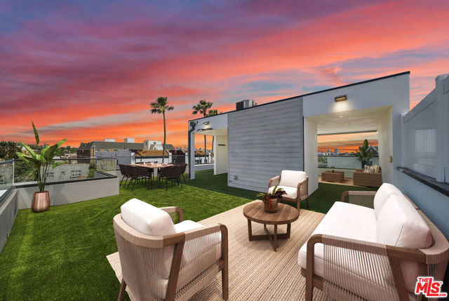 733 N Gramercy Place, Los Angeles CA: https://media.crmls.org/mediaz/2afe4bd1-2be0-41ff-885a-42dbcef08cef.jpg