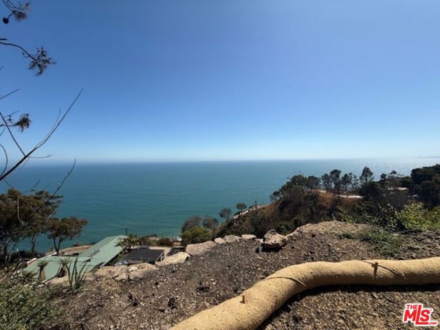 20540 Pinnacle Way, Malibu CA: https://media.crmls.org/mediaz/2afe8c5d-50a3-470d-b62d-41a33de4a728.jpg