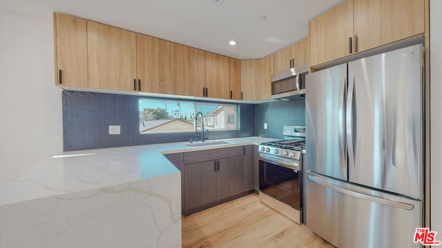 14423 Califa Street, 1/2 photo 9
