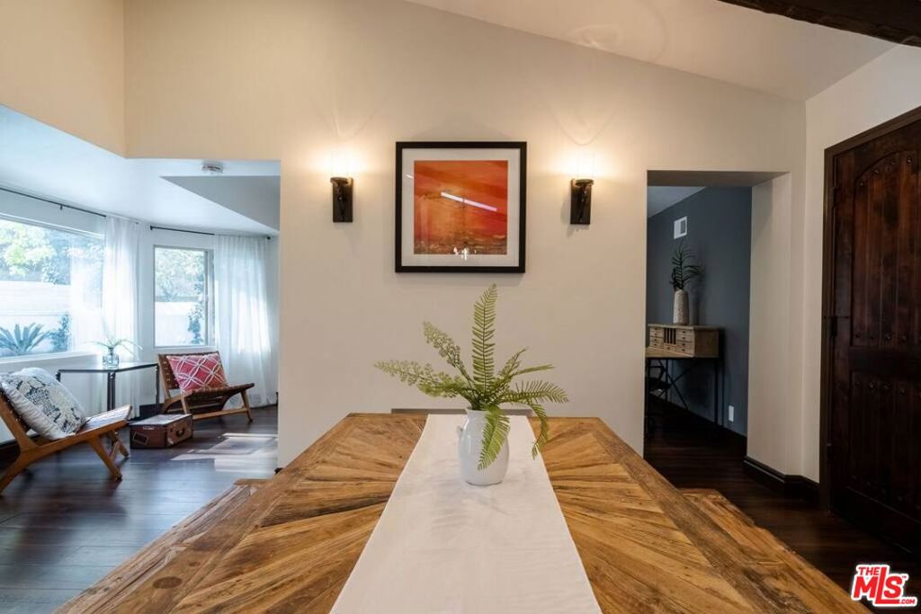 https://media.crmls.org/mediaz/2aff9e57-b961-418d-8008-5590c18759fb.jpg?preset=X-Large
