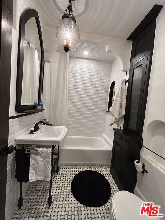 2080 1/2 Vine Street, Los Angeles CA: https://media.crmls.org/mediaz/2b013093-25ac-4ded-a574-550455611eb9.jpg