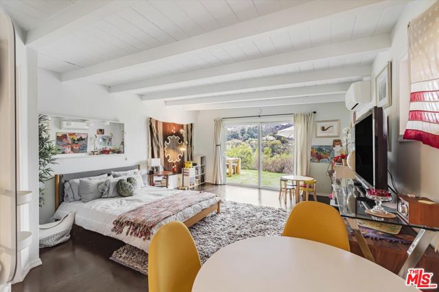 2316 Laurelmont Place, Los Angeles CA: https://media.crmls.org/mediaz/2b016531-18b9-4ebc-8e39-01c56206d544.jpg