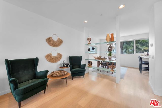 310 Washington Boulevard, Marina del Rey CA: https://media.crmls.org/mediaz/2b01a134-b136-4684-9f40-b9ede6123d7f.jpg