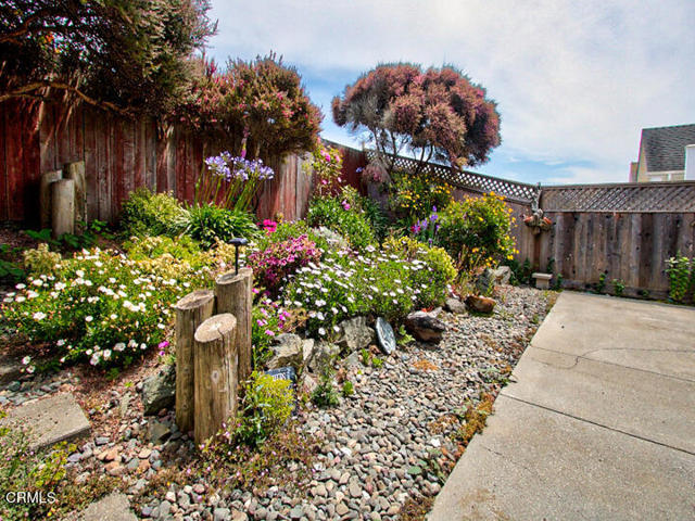 924 Glass Beach Drive, Fort Bragg CA: https://media.crmls.org/mediaz/2b0205ea-edb6-412c-939e-3456721e0127.jpg