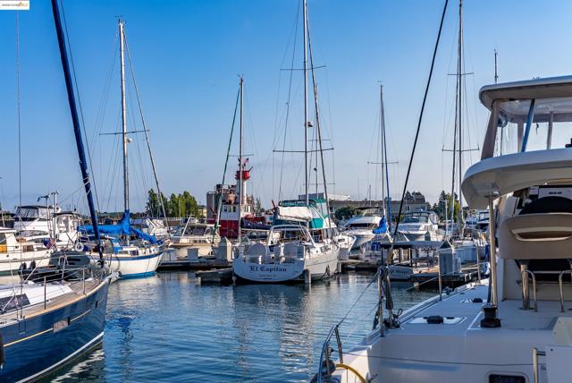 410 Webster St, Oakland CA: https://media.crmls.org/mediaz/2b0226c5-f427-46cd-899d-02afe5ae1282.jpg