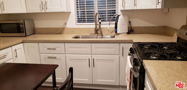 1128 N Commonwealth Avenue, Los Angeles CA: https://media.crmls.org/mediaz/2b0293af-8b4d-40ad-92a0-524273383134.jpg