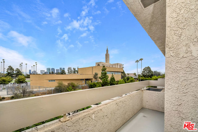 1655 Selby Avenue, Los Angeles CA: https://media.crmls.org/mediaz/2b02bd77-b579-4c0a-abbc-76d4c9def55f.jpg