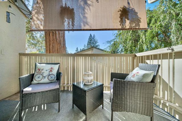 2716 Oak Rd, Walnut Creek CA: https://media.crmls.org/mediaz/2b033c06-9ed2-441a-8524-8df111bee6d2.jpg