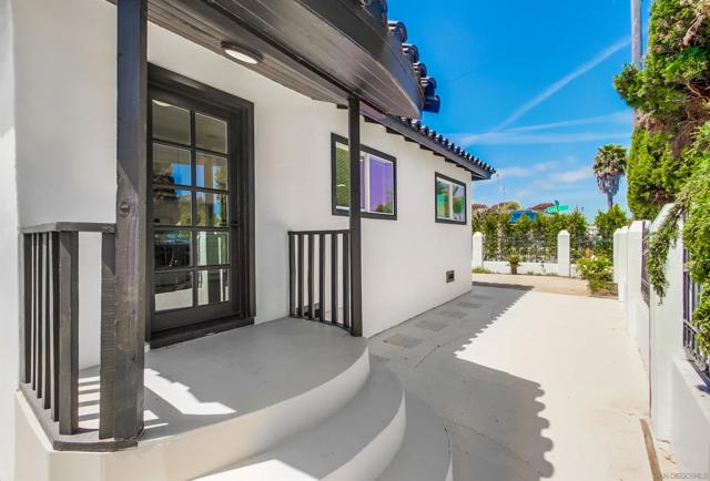 1303 Center Ave, Oceanside CA: https://media.crmls.org/mediaz/2b0384d1-b8db-4dd1-95b0-5e2bcfa40ba2.jpg
