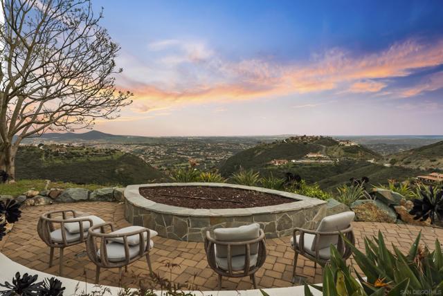 18233 Via Ambiente, Rancho Santa Fe CA: https://media.crmls.org/mediaz/2b044c7e-16c7-4b47-9d58-73293f22a4a2.jpg