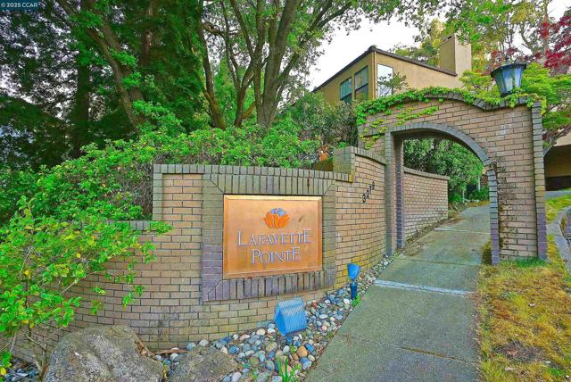 3279 Mt Diablo Court, Lafayette CA: https://media.crmls.org/mediaz/2b0496dc-2a04-422e-ab18-b6edddbfa9a8.jpg