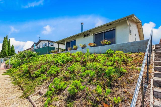 628 Via Santa Paulo, Vista CA: https://media.crmls.org/mediaz/2b04c949-35e0-40c6-b7c2-7baccc80ef6a.jpg