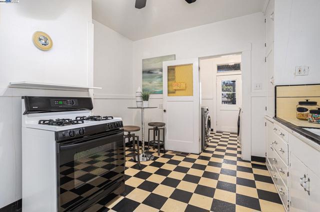 925 GRANDVIEW AVE, Martinez CA: https://media.crmls.org/mediaz/2b04d02a-b831-440d-9fb2-be82b4c8b8d4.jpg