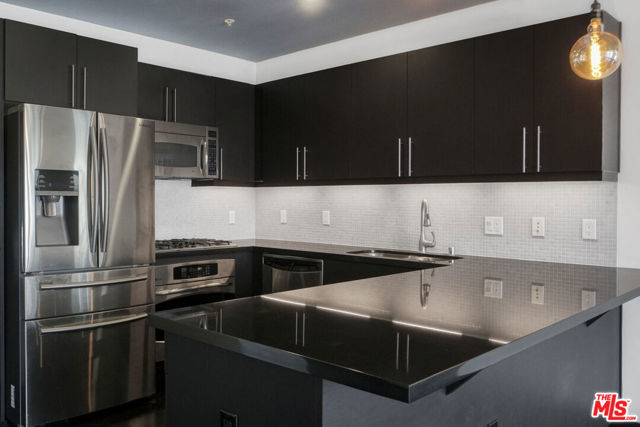 655 S Hope Street, Los Angeles CA: https://media.crmls.org/mediaz/2b05c8b2-9dc1-4f37-aa16-4d10a1465759.jpg