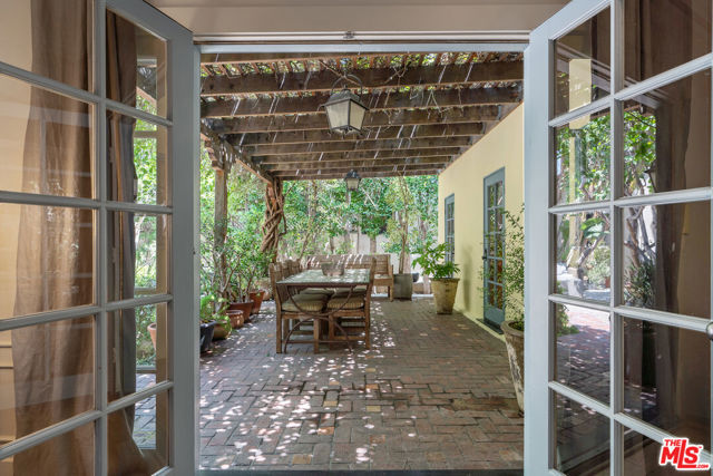 809 S Muirfield Road, Los Angeles CA: https://media.crmls.org/mediaz/2b06ea12-5ead-4960-a047-13a67e7cfb9e.jpg