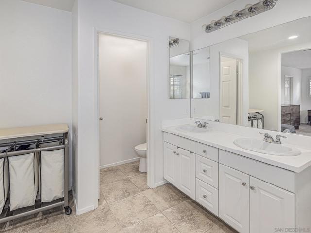 35406 Brown Galloway Ln, Fallbrook CA: https://media.crmls.org/mediaz/2b07a7b7-389a-42a3-a315-be6cb6348db4.jpg