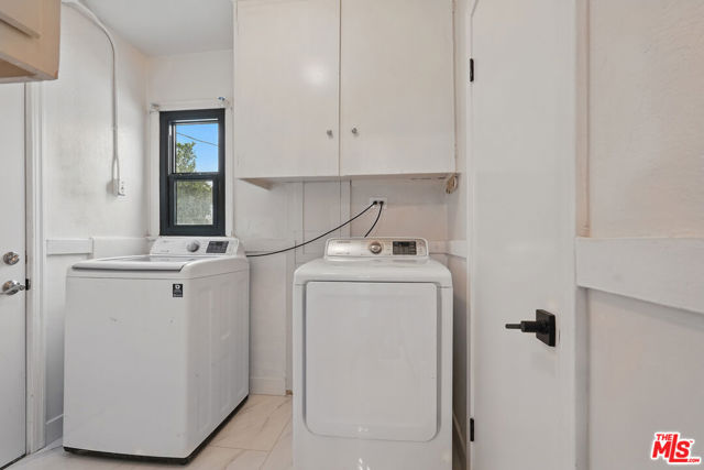 8919 Beverlywood Street, Los Angeles CA: https://media.crmls.org/mediaz/2b07caa6-b9cd-49d4-b864-8aac1fcda3b7.jpg