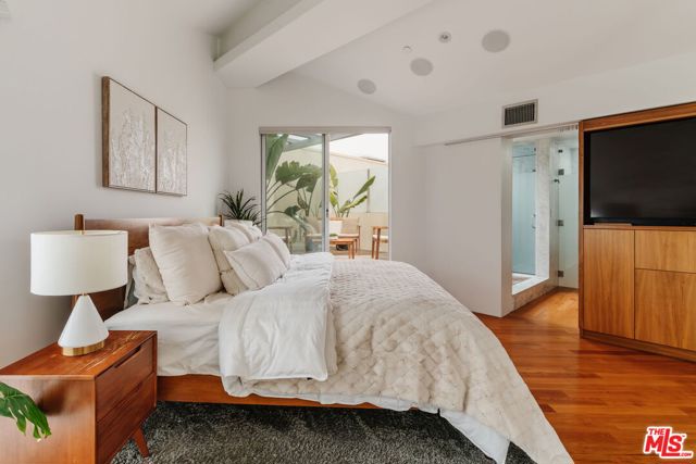 255 Main Street, Venice CA: https://media.crmls.org/mediaz/2b07e21b-45c2-470d-8597-8a2fcce75dd2.jpg