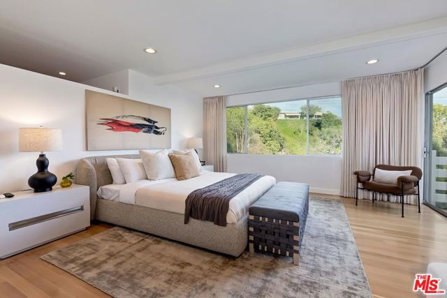9316 Beverly Crest Drive, Beverly Hills CA: https://media.crmls.org/mediaz/2b08806a-2050-45e7-8028-a021d379d192.jpg