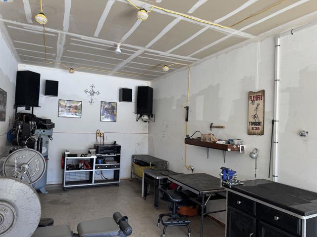 10342 Mono Ct, Stockton CA: https://media.crmls.org/mediaz/2b091dad-bc71-454e-88bc-670369e6f6f7.jpg