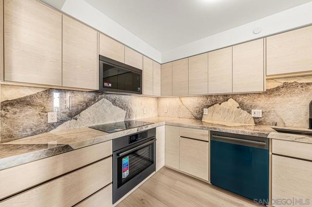 1820 Avenida Del Mundo, Coronado CA: https://media.crmls.org/mediaz/2b0ad995-ca0f-4d80-8493-245bd6d6d7d4.jpg