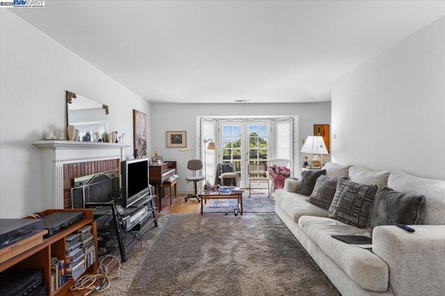 543 Grizzly Peak Blvd, Berkeley CA: https://media.crmls.org/mediaz/2b0b88a5-c50b-4240-8454-28171282983a.jpg