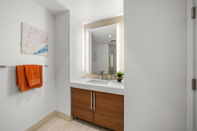 888 W E St, San Diego CA: https://media.crmls.org/mediaz/2b0ca368-4042-4cae-8a2a-aa8680cc7349.jpg