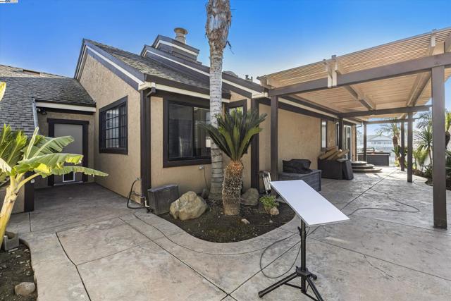 2256 Cove Ct, Discovery Bay CA: https://media.crmls.org/mediaz/2b0cbf89-4bb8-447e-b5bf-283ffa0d9ec9.jpg