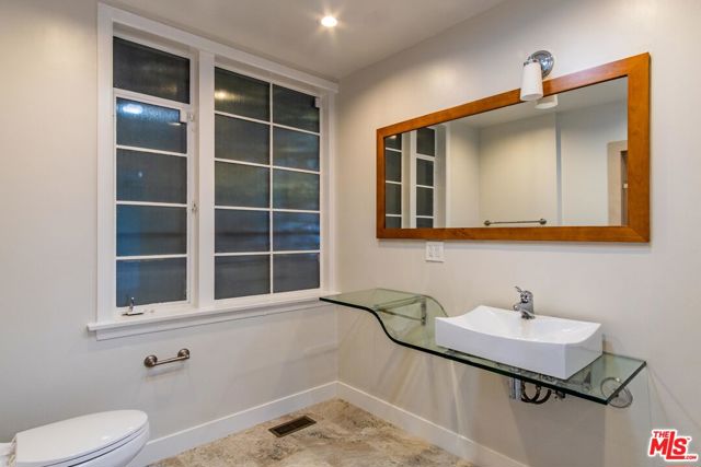 619 N RODEO Drive, Beverly Hills CA: https://media.crmls.org/mediaz/2b0d36f9-07bd-45f0-b0f9-22d77536ddf6.jpg