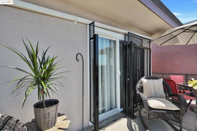 6610 Bancroft Avenue, Oakland CA: https://media.crmls.org/mediaz/2b0df8f8-8a48-4dac-a85c-94ae0c711be1.jpg