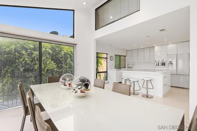 6423 Caminito Aronimink, La Jolla CA: https://media.crmls.org/mediaz/2b0e0bf3-8fbd-42d1-8003-fca0a443dc21.jpg