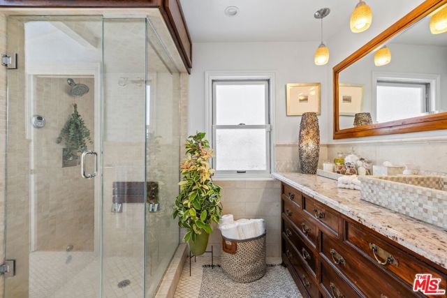 17 20th Avenue, Venice CA: https://media.crmls.org/mediaz/2b0e10c6-d039-4d63-aac9-19b9a940ebc5.jpg