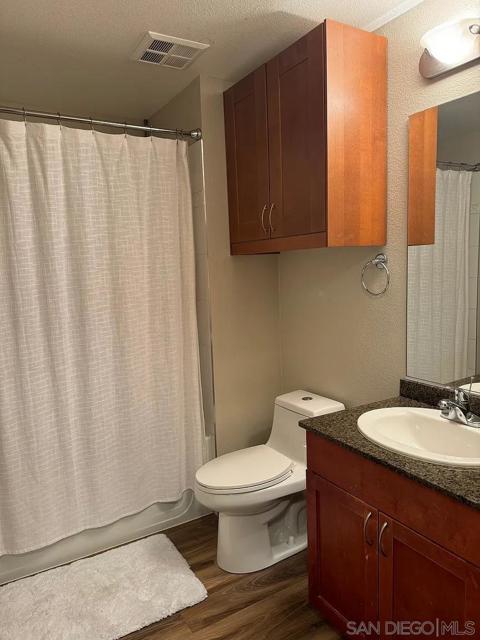 1240 India St, San Diego CA: https://media.crmls.org/mediaz/2b0f03df-df8c-4141-a355-608a64cab15c.jpg