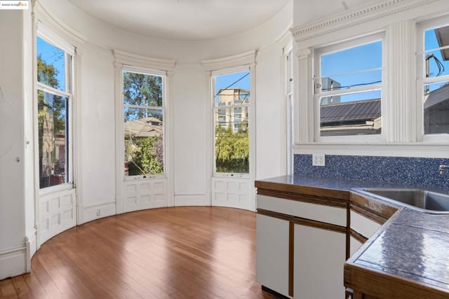 102 Hamilton Pl, Oakland CA: https://media.crmls.org/mediaz/2b0fa8a8-c765-4853-89f0-2c8a17c21e0e.jpg