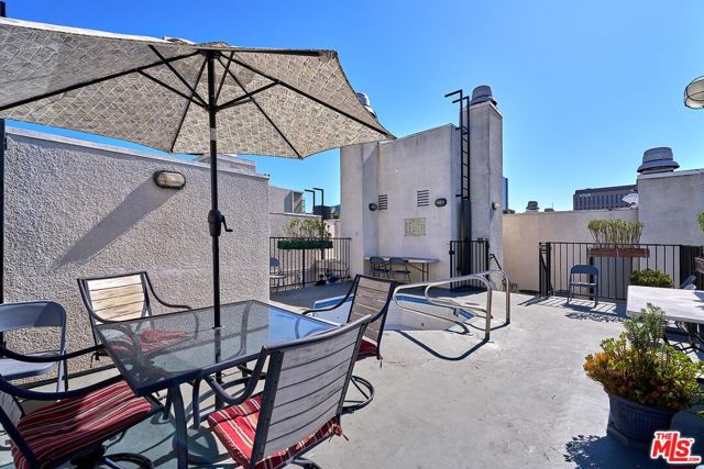 525 S Berendo Street, Los Angeles CA: https://media.crmls.org/mediaz/2b0fd275-6c7c-4c71-b718-c07e41d0280b.jpg