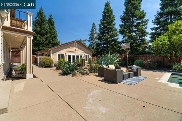 221 El Sobrante Dr, Danville CA: https://media.crmls.org/mediaz/2b11efc3-8115-4be3-8e7d-f5654006e321.jpg