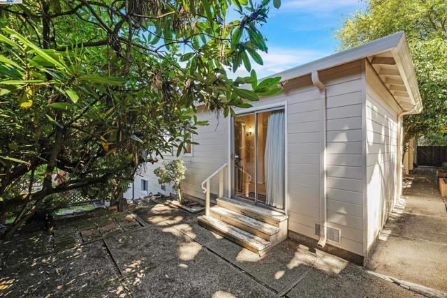 2863 Burton Dr, Oakland CA: https://media.crmls.org/mediaz/2b128ef9-cc35-47b6-940f-345e69e86a12.jpg