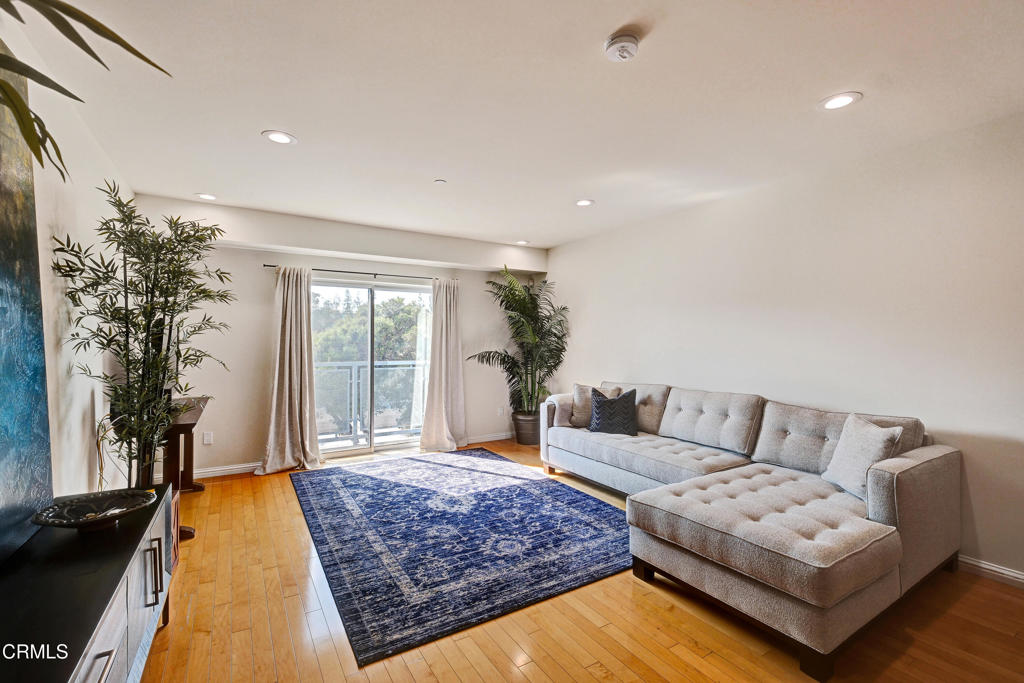 159 W Green Street #408