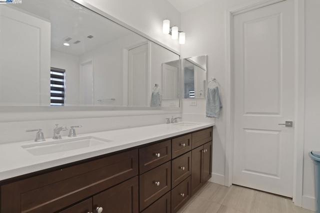 1205 S Ross Ct, Mountain House CA: https://media.crmls.org/mediaz/2b137708-4992-4f09-ad77-be0293ee1c28.jpg