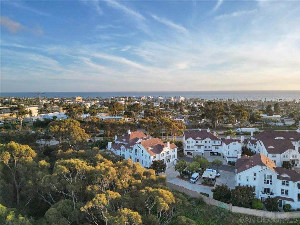 https://media.crmls.org/mediaz/2b1395a0-deae-453e-bea5-e0213a710692.jpg?preset=X-Large