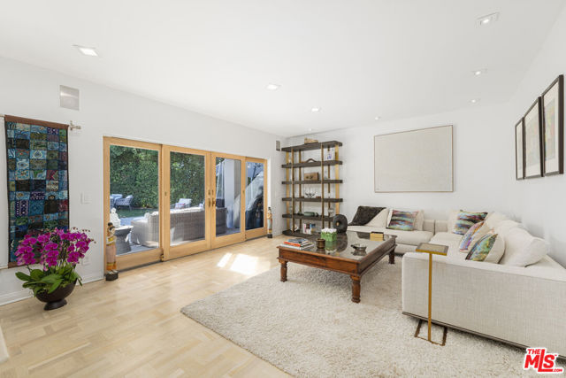 1708 Clear View Drive, Beverly Hills CA: https://media.crmls.org/mediaz/2b13ed63-1e68-4502-944b-1f69590c7c8d.jpg