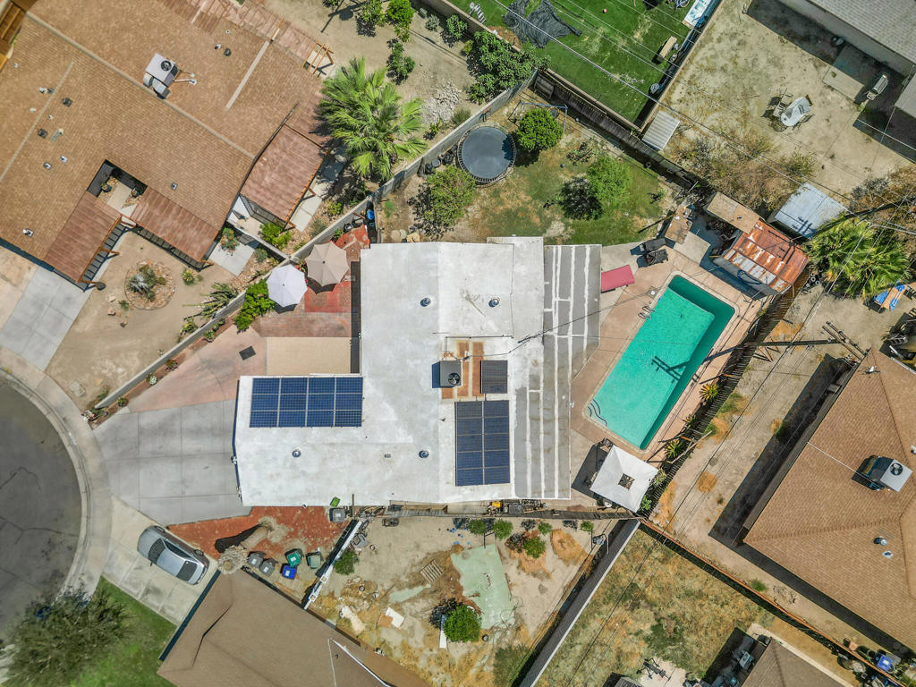 https://media.crmls.org/mediaz/2b143dbf-2576-465f-a1ab-64f2f6c87a08.jpg?preset=X-Large