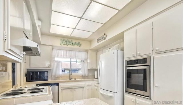 3660 Vista Campana N, Oceanside CA: https://media.crmls.org/mediaz/2b149621-5bbc-4405-8cd5-d465a5df9564.jpg